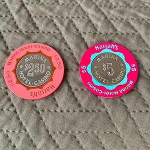 Harrah's marina $2.50 & $5 casino chips - atlantic city, New Jersey